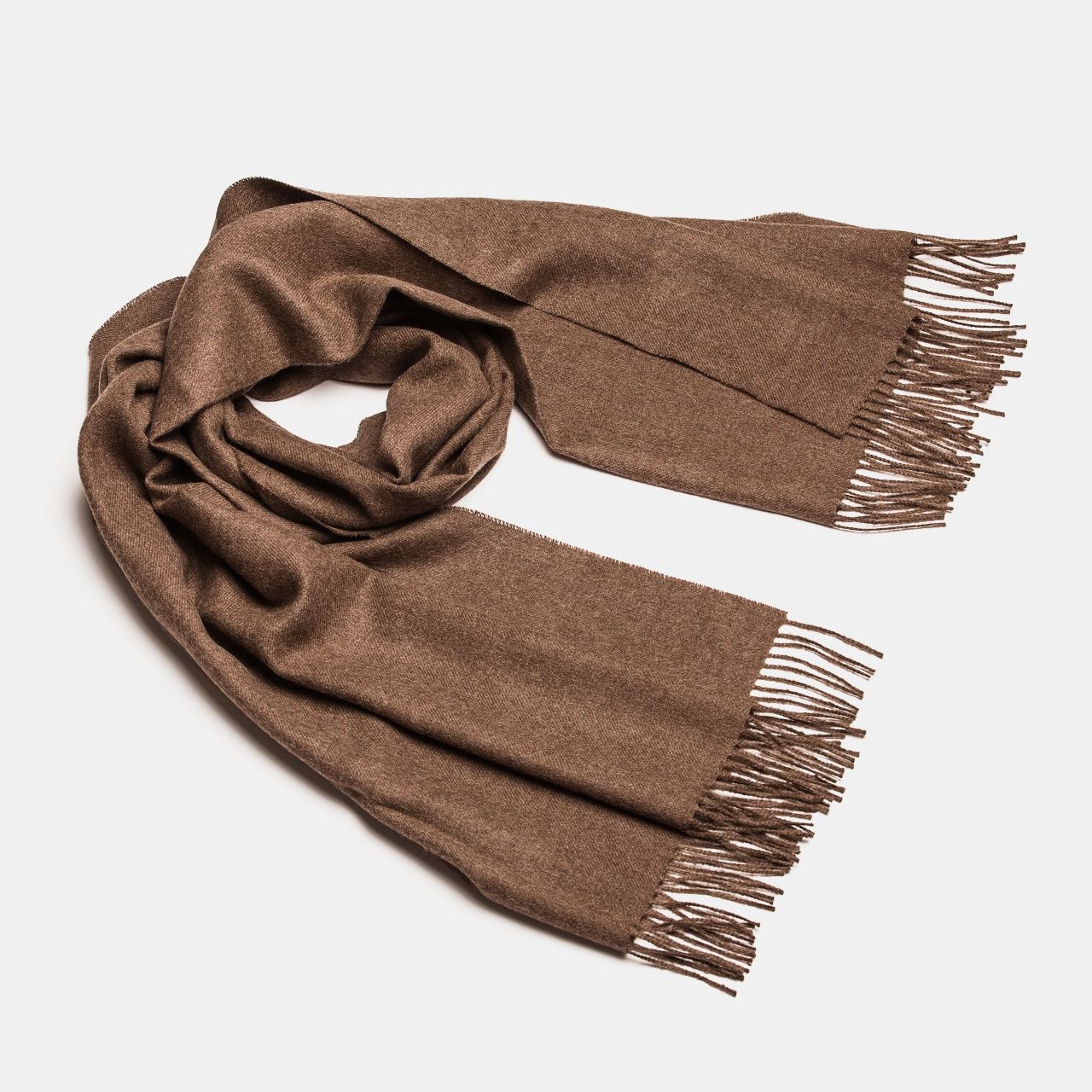 Châle maxi en alpaga bébé cacao à franges, enroulé sur fond blanc