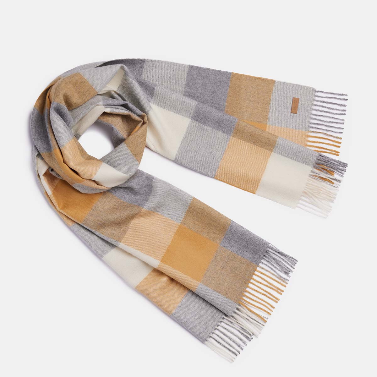 Foulard midi en alpaga bébé à carreaux or, déplié sur fond gris
