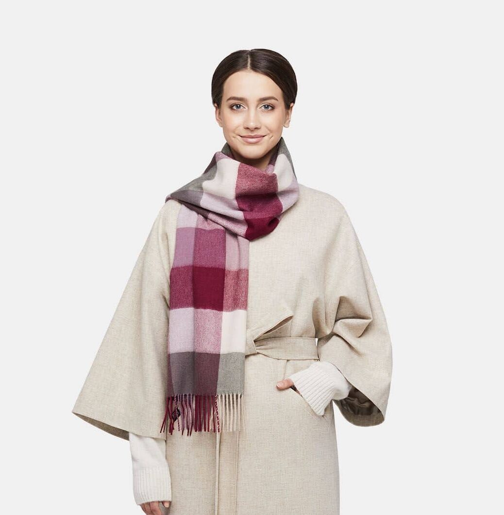 Foulard midi en alpaga bébé à motifs géométriques, gros plan sur le tissage