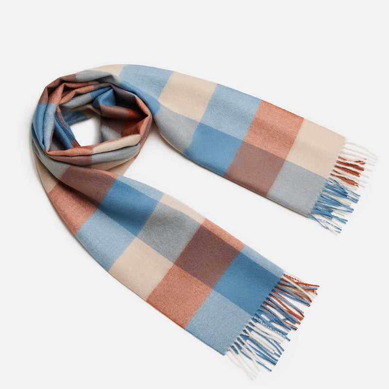 Foulard midi en alpaga bébé à carreaux bronze, déplié sur fond gris