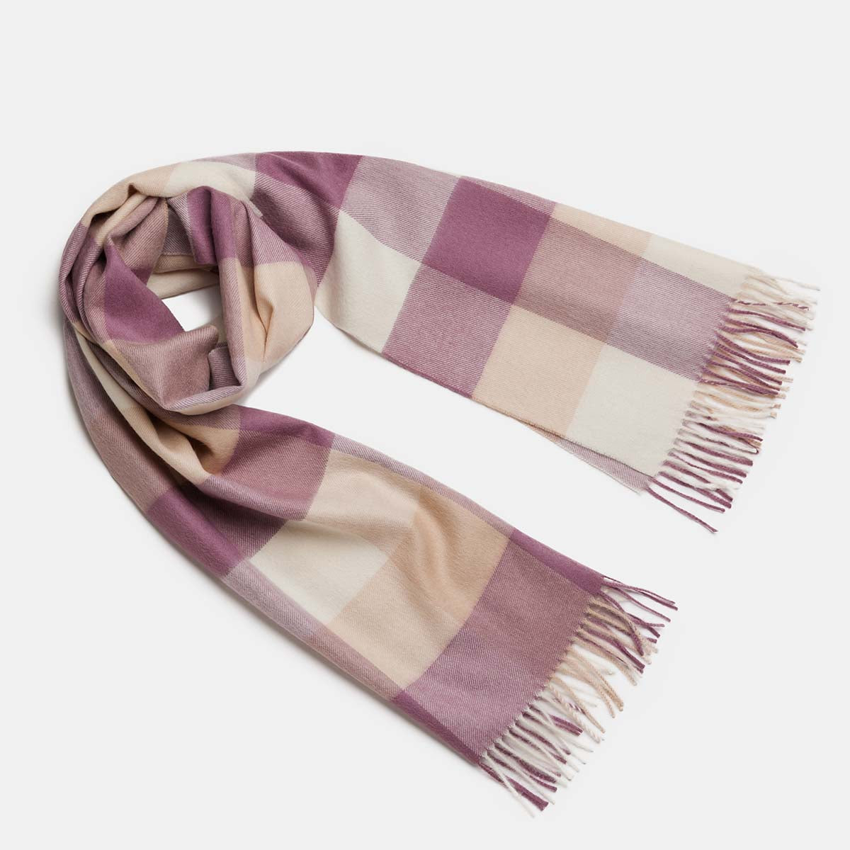 Foulard midi en alpaga bébé à carreaux lilas, déplié sur fond neutre
