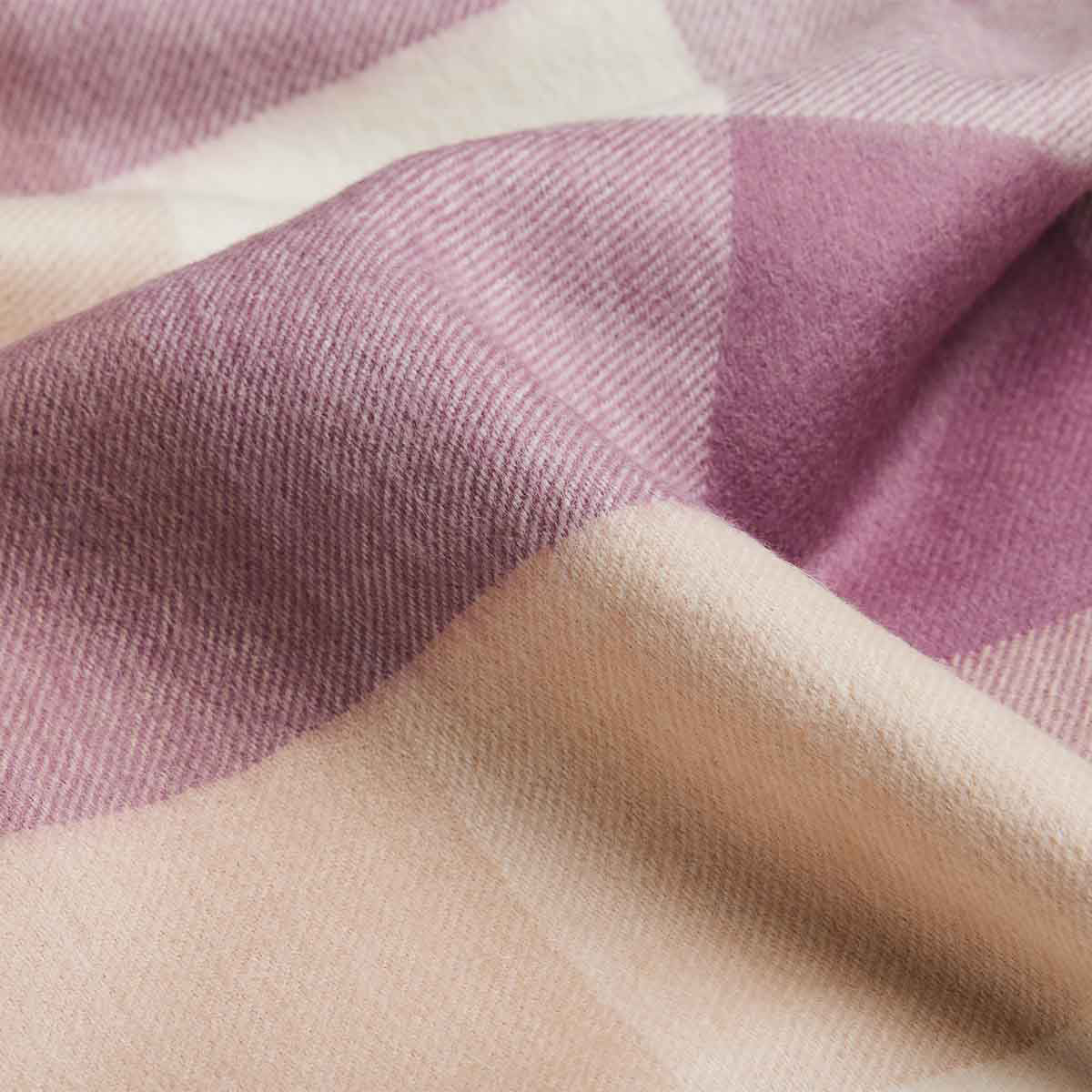 Foulard midi en alpaga bébé à carreaux lilas, détail du tissage