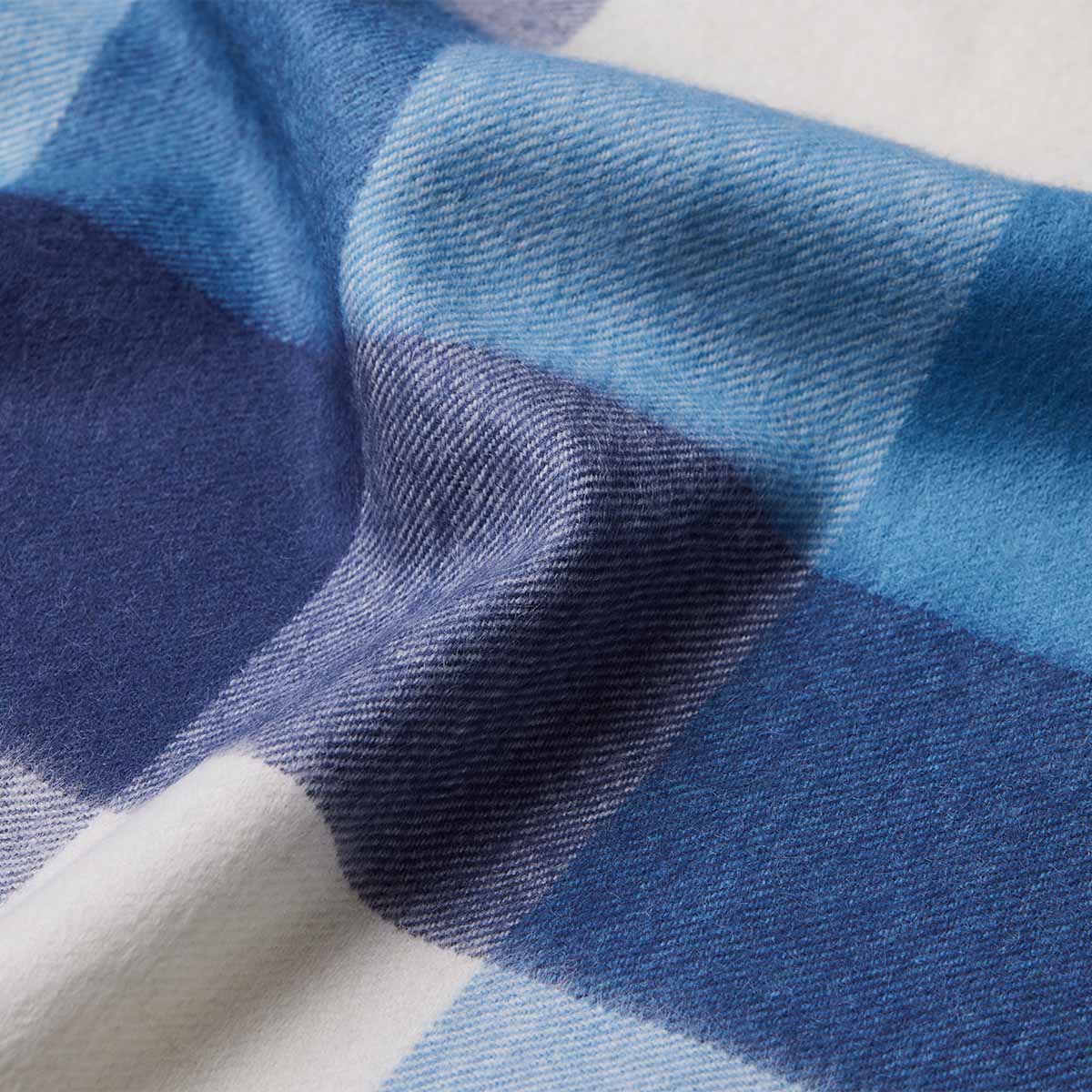 Foulard midi en alpaga bébé à carreaux bleu profond, détail du tissage