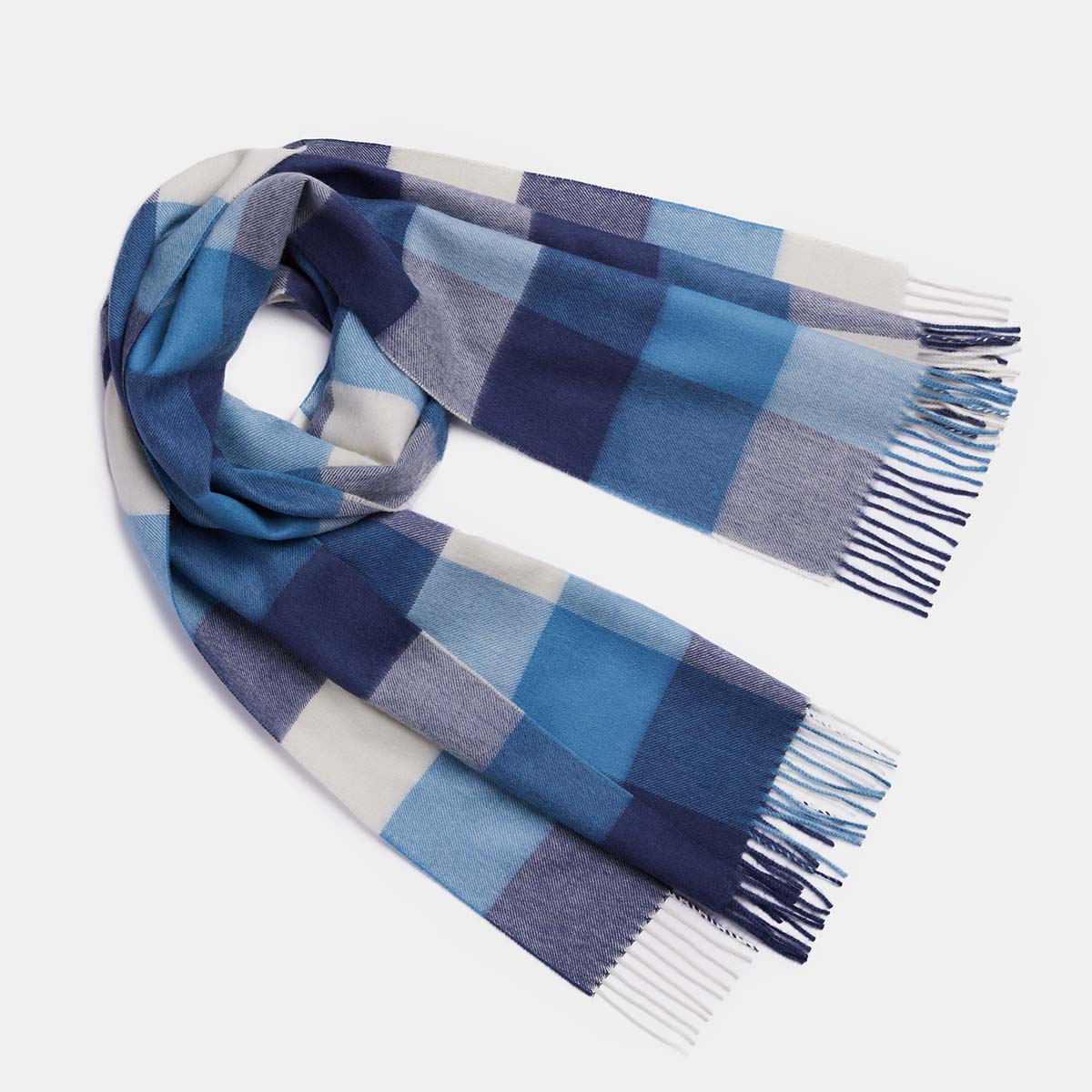 Foulard midi en alpaga bébé à carreaux bleu profond, déplié sur fond gris