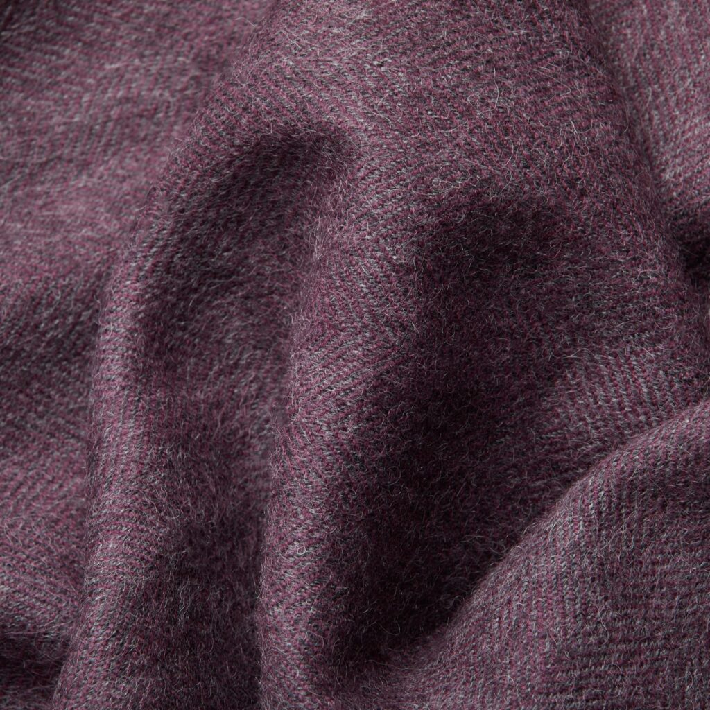 Écharpe en alpaga premium 200 cm motif chevrons pourpre foncé et gris Alpaka, gros plan