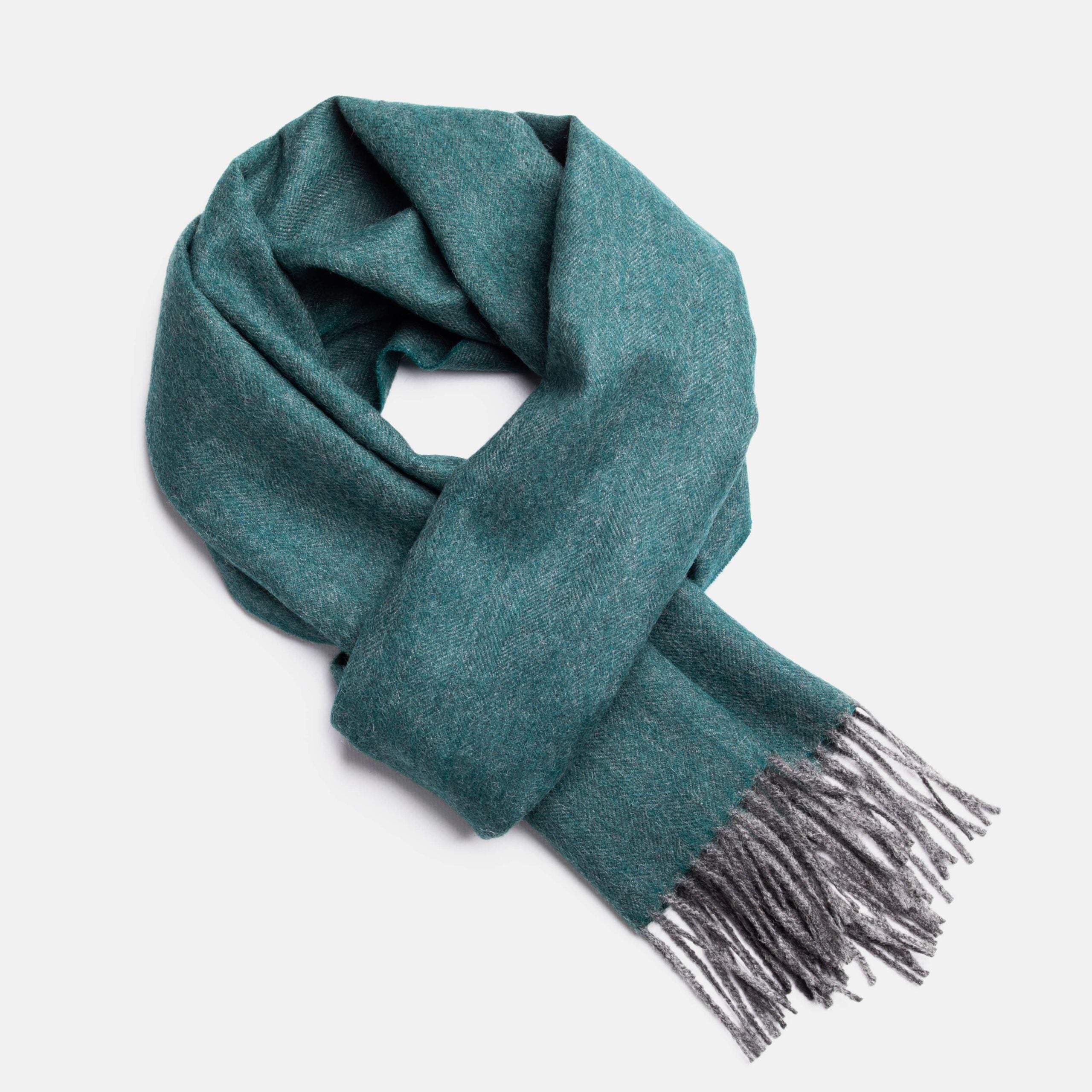 Écharpe en alpaga bébé motif chevrons vert profond et gris, texture visible fond gris