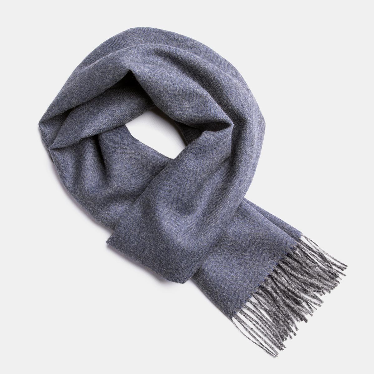 Écharpe en alpaga bébé motif chevrons indigo et gris, texture arête fond gris