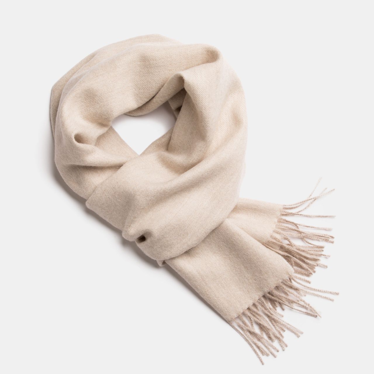 Écharpe en alpaga bébé motif chevrons blanc et beige, motif arête fond gris