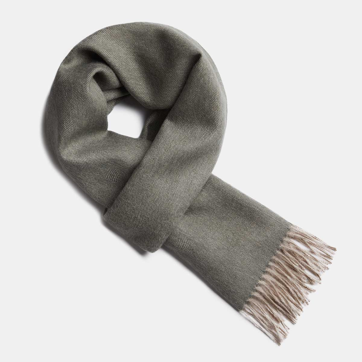 Écharpe en alpaga bébé motif chevrons vert botanique et beige, vue studio fond gris