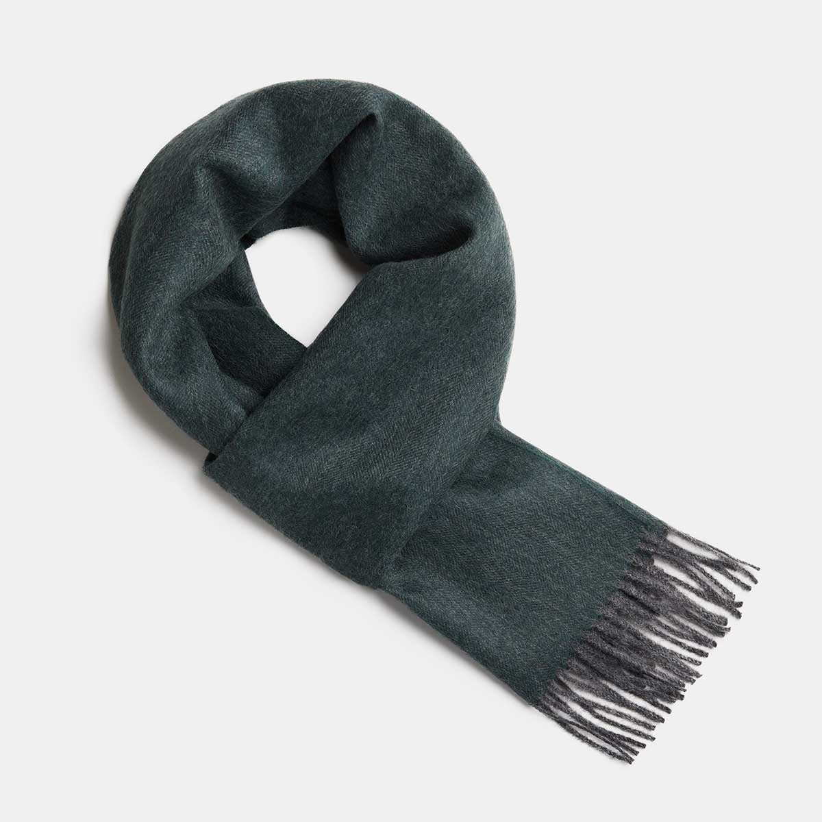 Écharpe en alpaga bébé motif chevrons vert sapin et gris, motif arête fond gris