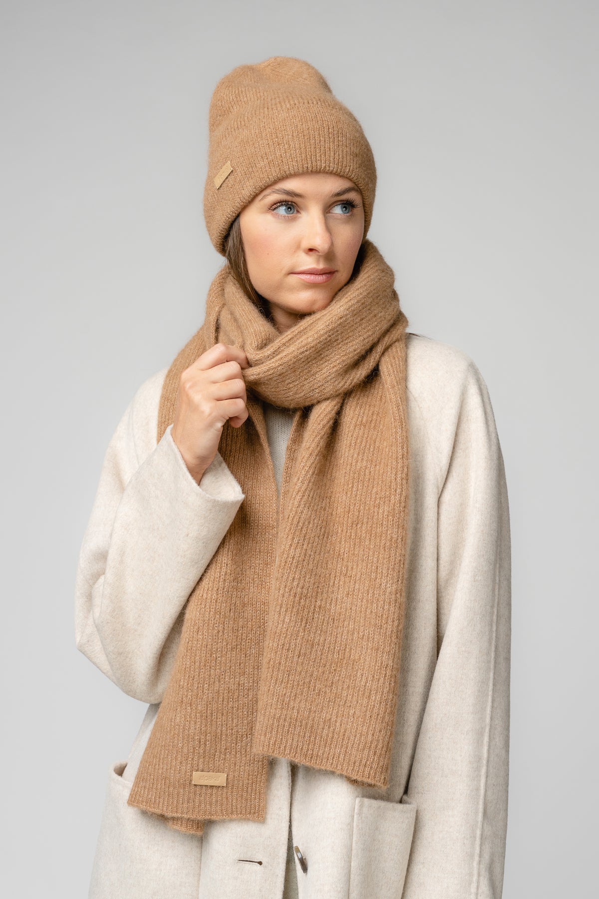 Set écharpe et bonnet en alpaga et mérinos chameau naturel, vue portée
