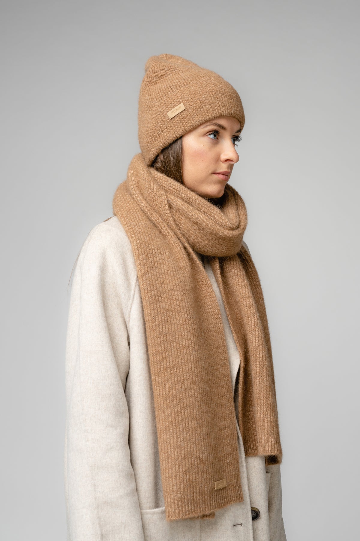 Set écharpe et bonnet en alpaga et mérinos chameau, styling tricot détail