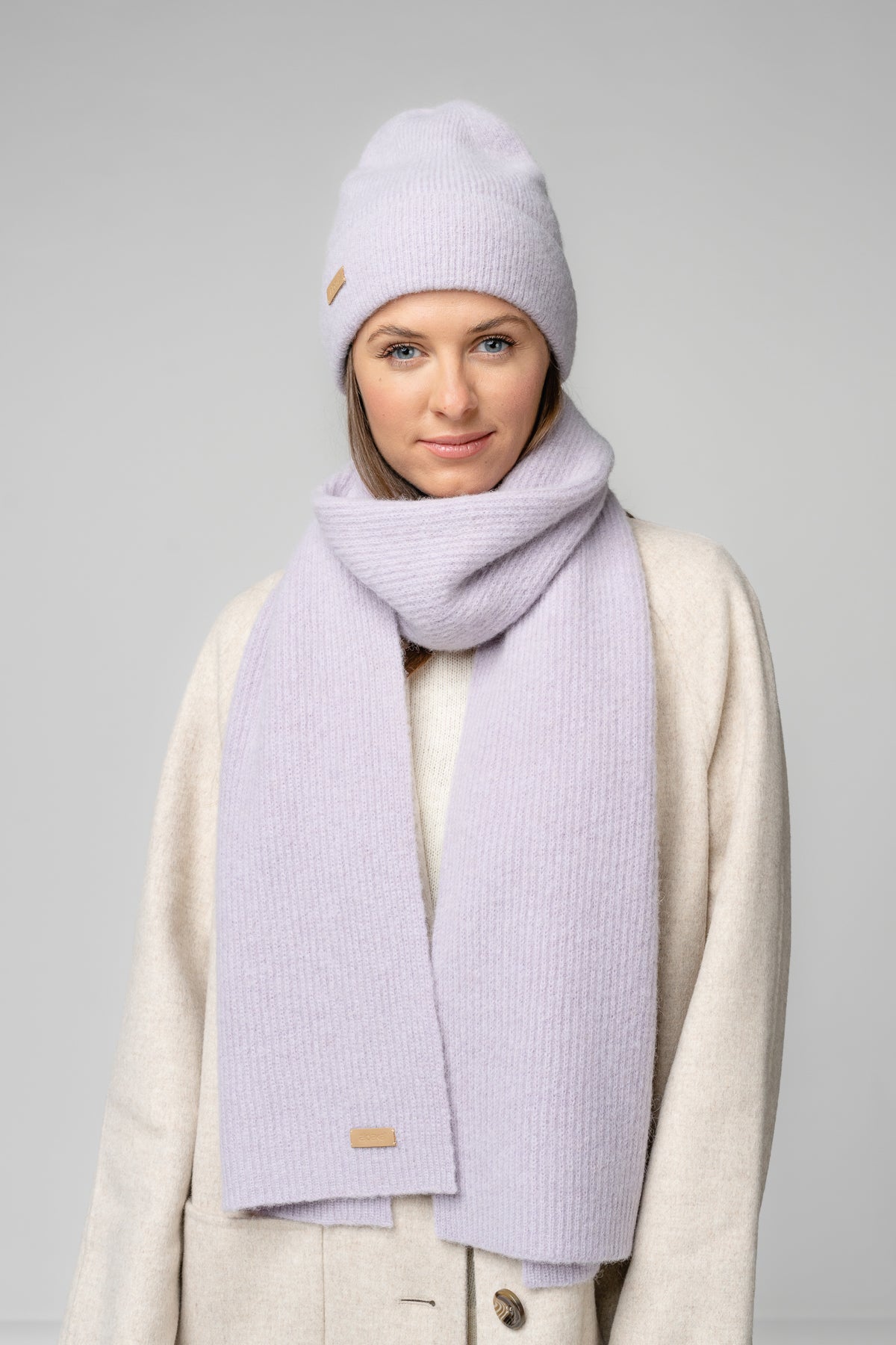 Set écharpe et bonnet en alpaga et mérinos blanc crème, vue portée douce