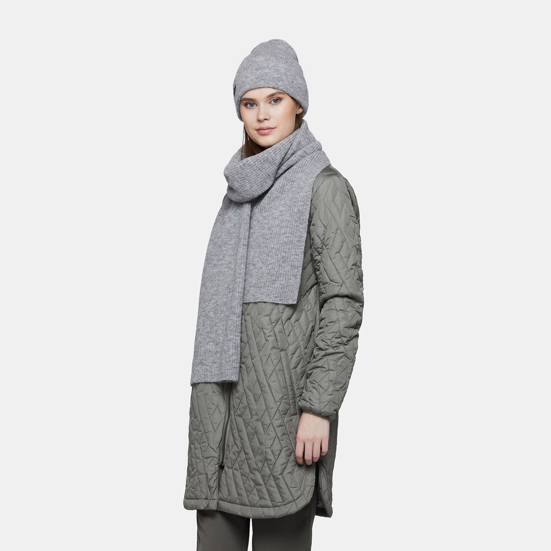 Set écharpe et bonnet en alpaga et mérinos gris, vue portée détail