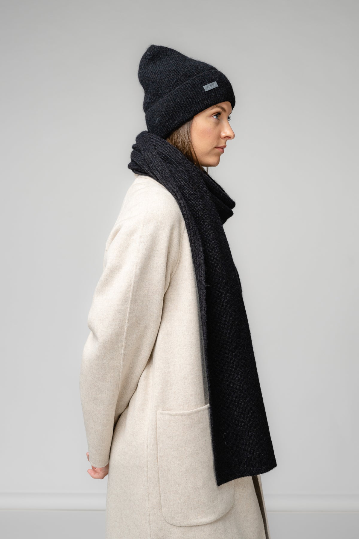 Set écharpe et bonnet en alpaga et mérinos noir, styling tricot complet