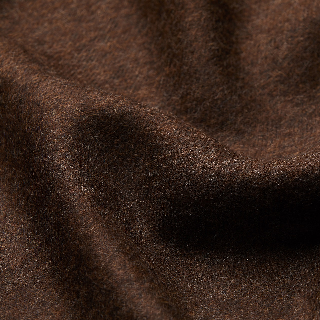 Écharpe en alpaga bébé cacao, gros plan sur la texture