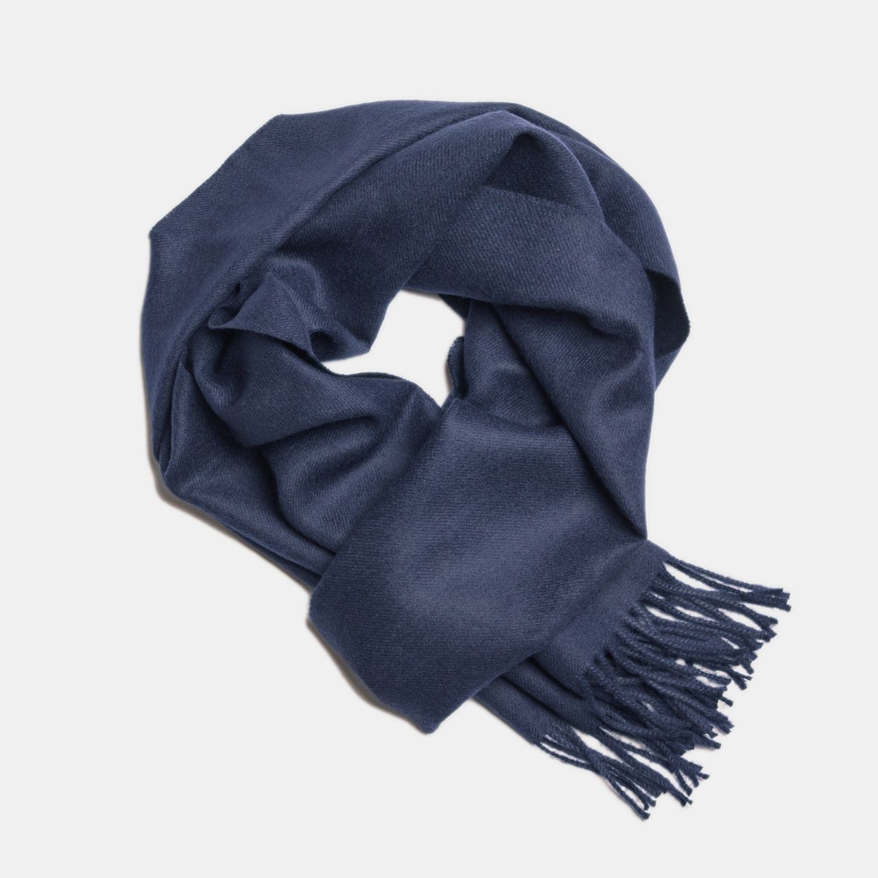 Écharpe en alpaga bébé bleu minuit, portée sur mannequin