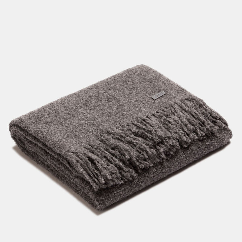 Plaid en laine d'alpaga bouclette gris déplié, vue d'ensemble