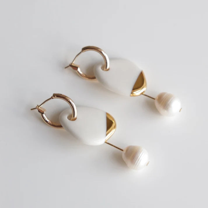 Boucles d'oreilles en porcelaine peinte main et perle Arp blanc
