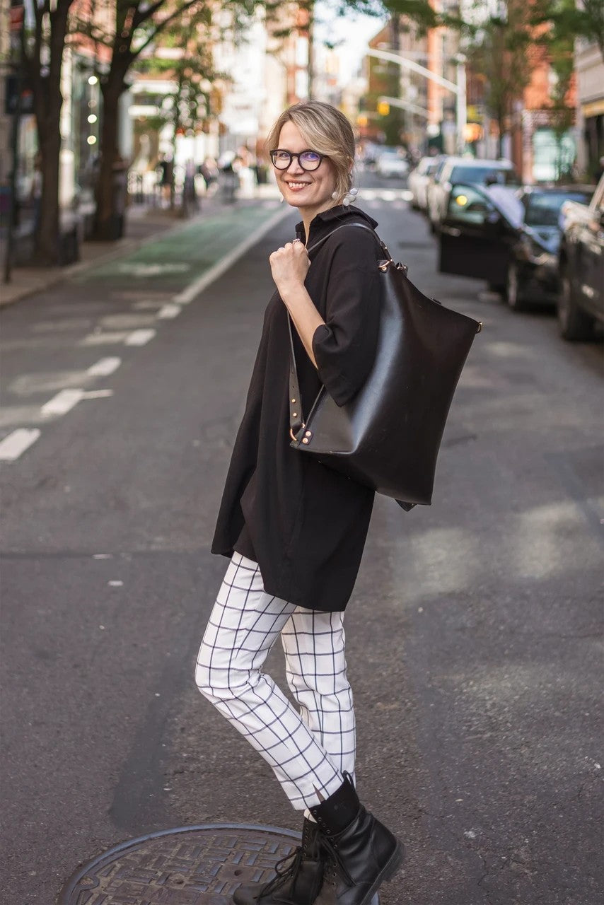 Sac à dos en cuir noir Stella Soomlais converti en sac d'épaule, porté en ville