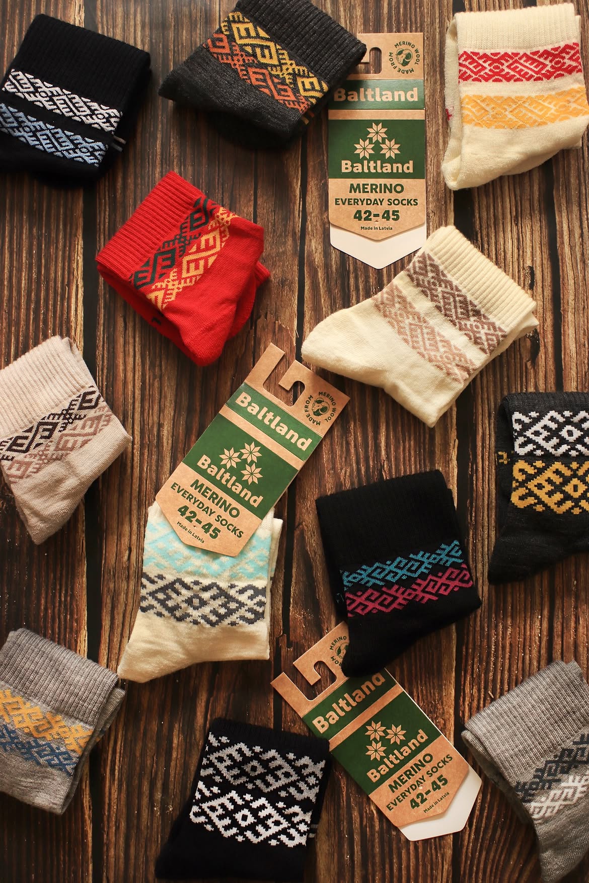 Assortiment de chaussettes en laine mérinos à motifs géométriques et coloris variés avec étiquettes Baltland