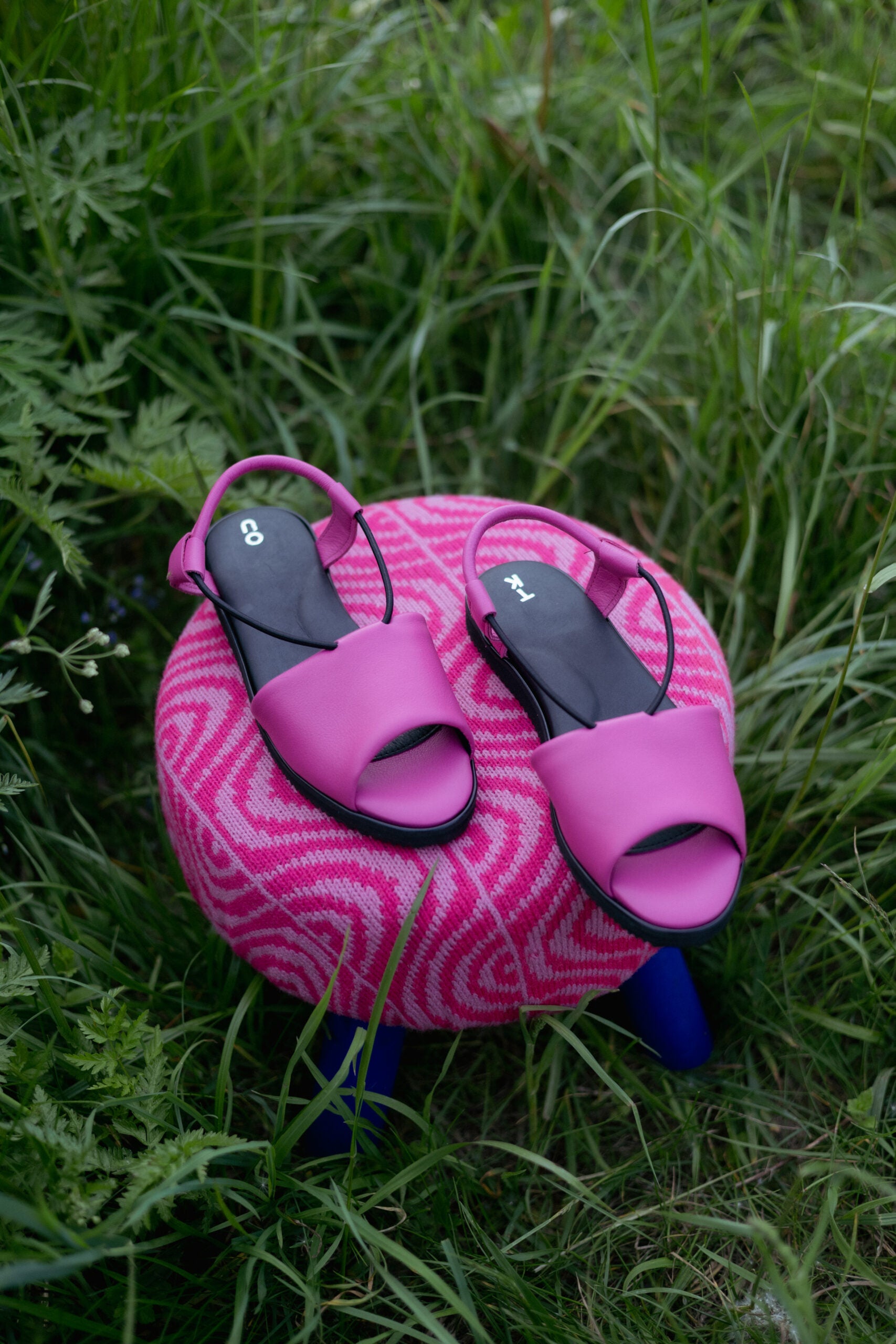 Sandales en cuir rose fuchsia - TOKU Berlin