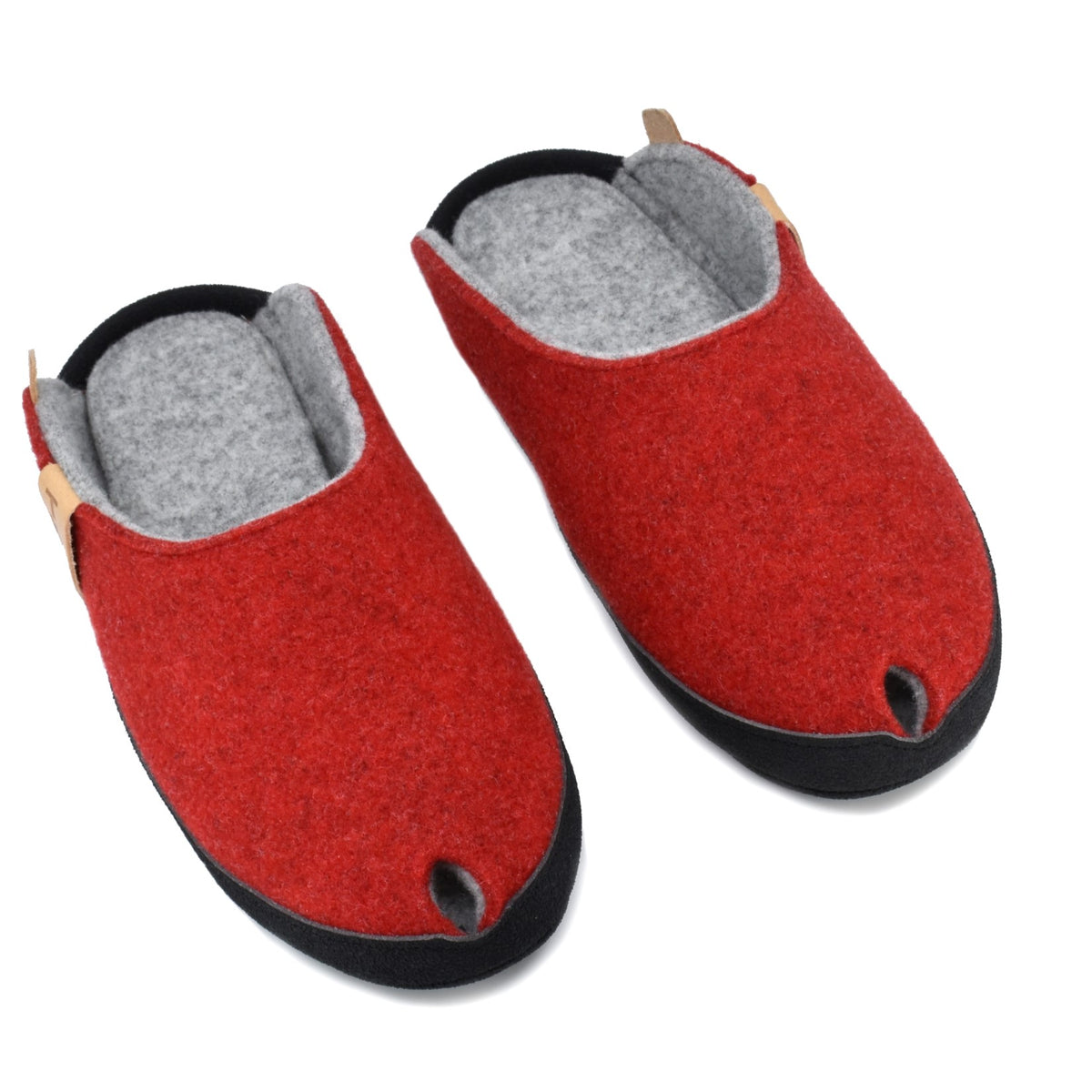 Chaussons en feutre de laine rouge TOKU Brussels, photographie 1
