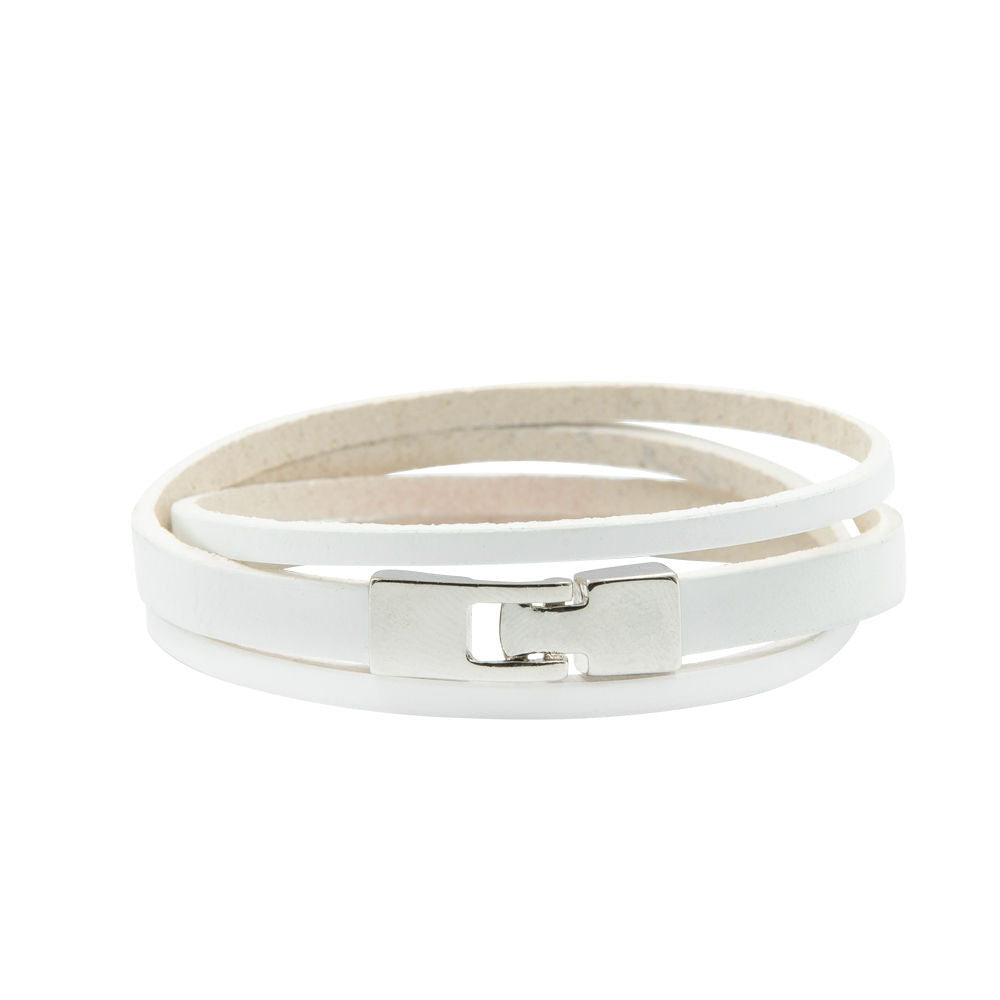 Bracelet en cuir double tour à fermoir crochet argent, vue éditoriale