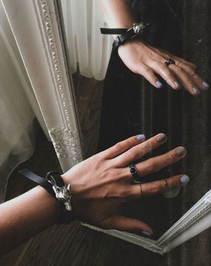 Bracelet en cuir modèle Wolf finition argent mat, vue éditoriale
