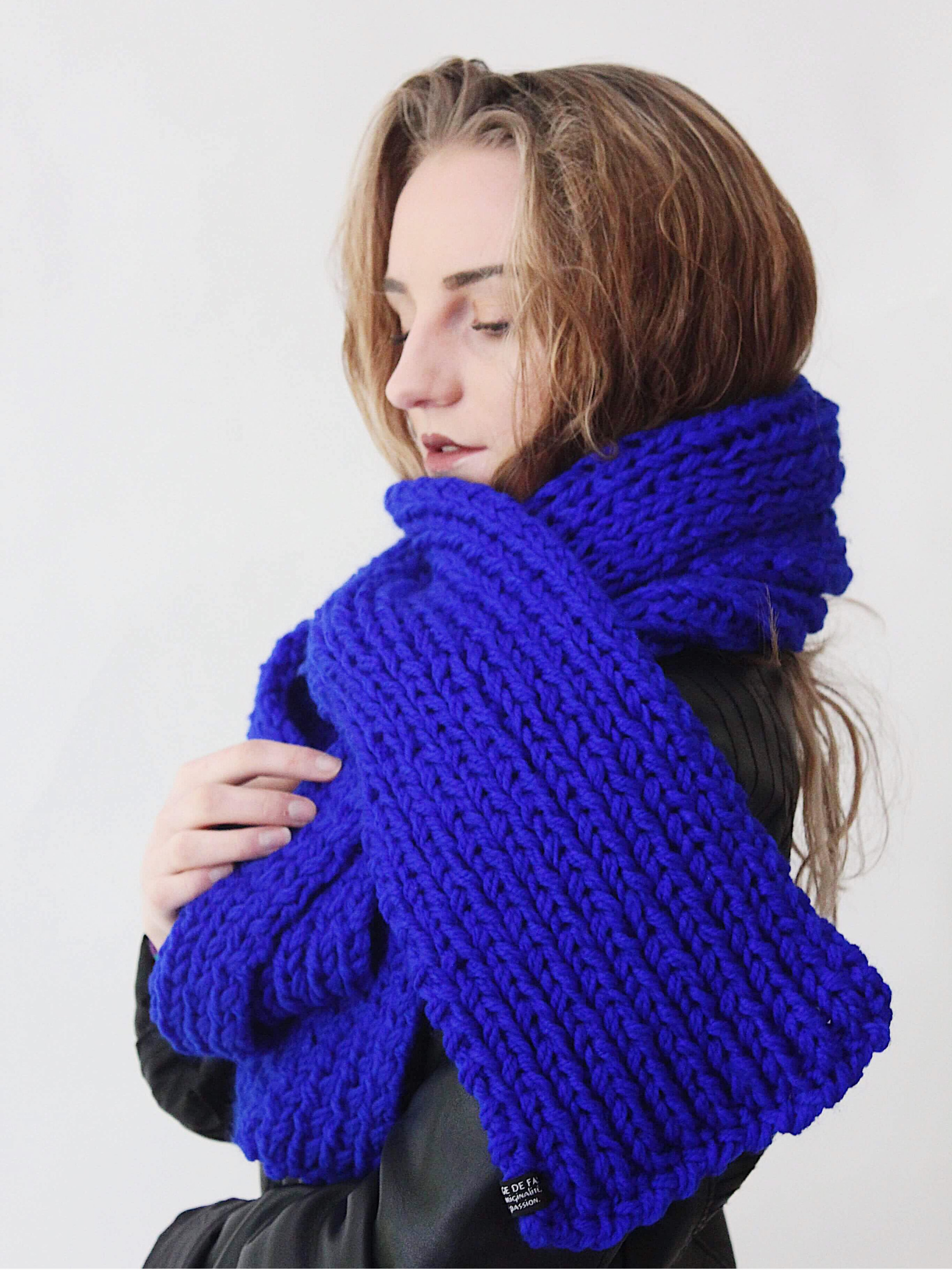 profil écharpe en laine bleue électrique LeGarage Knitwear