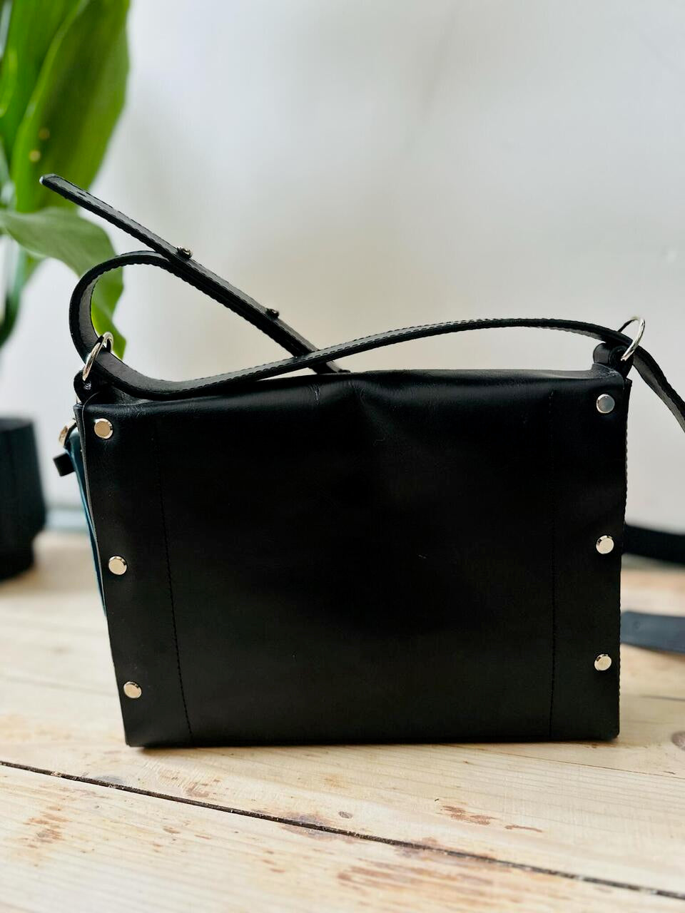 Sac bandoulière en cuir modèle KOKUKA grand format, vue éditoriale