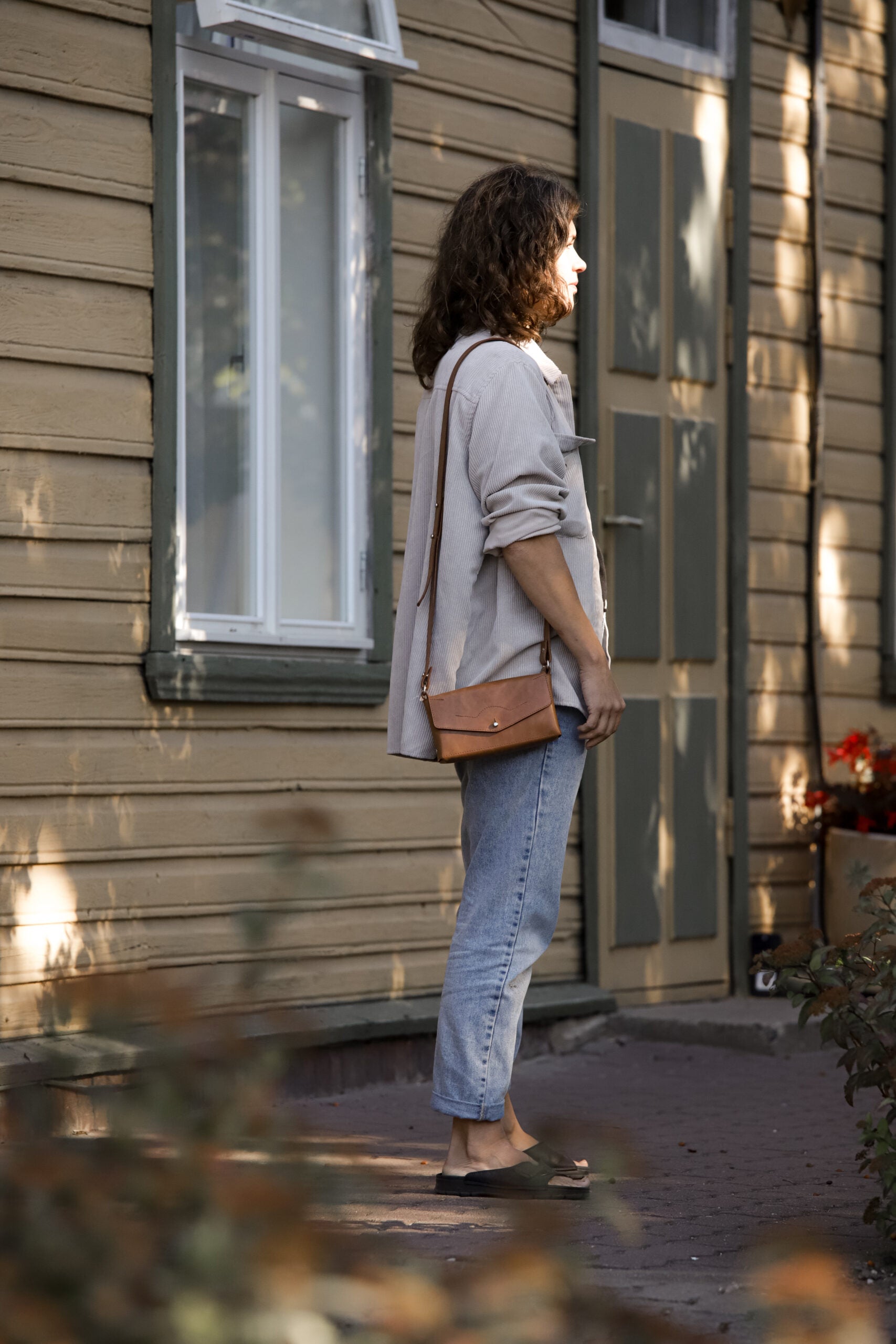Sac bandoulière en cuir modèle KOKUKA petite taille, vue éditoriale