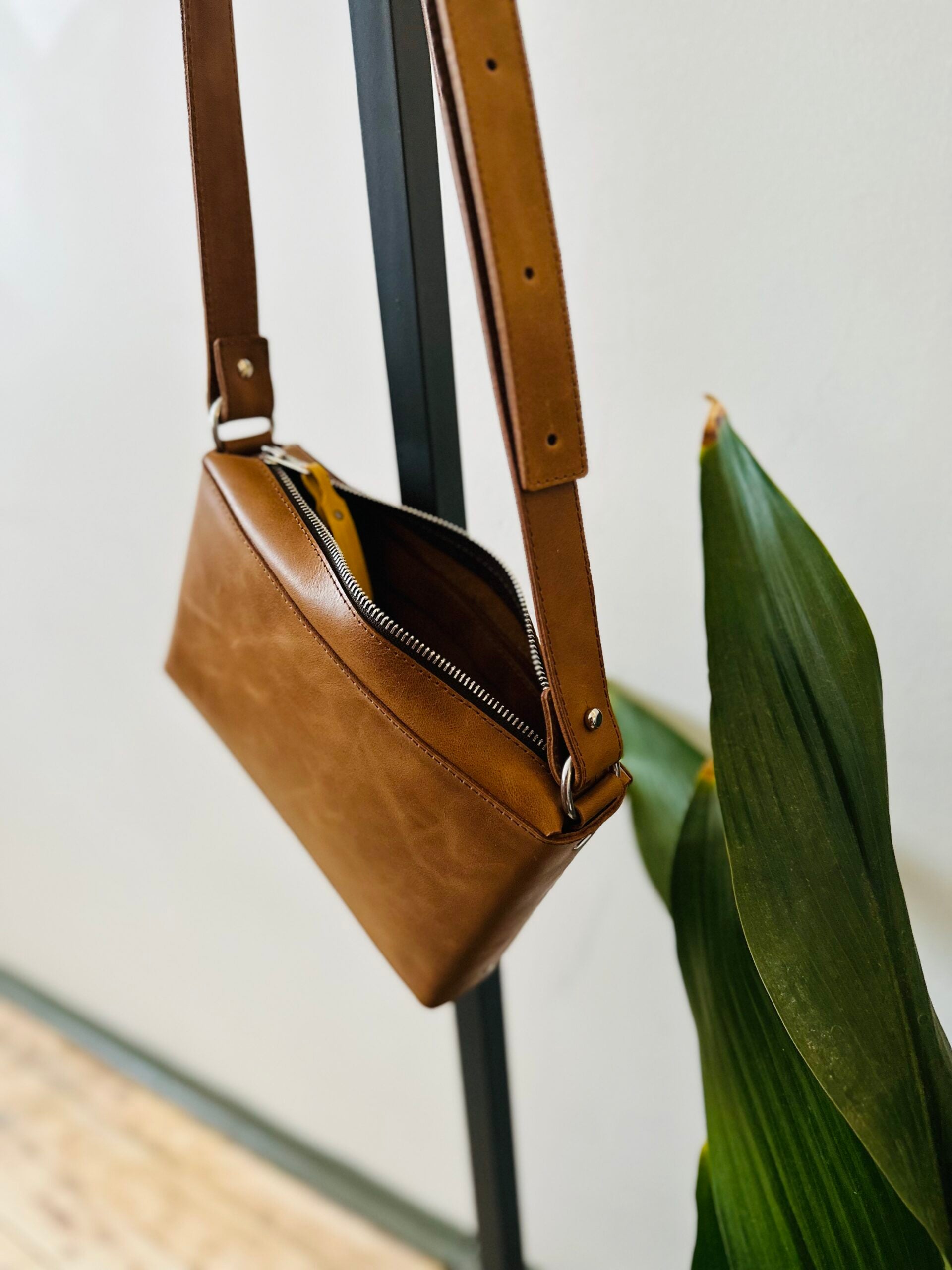 Sac bandoulière en cuir modèle TOURIST, vue produit alternative