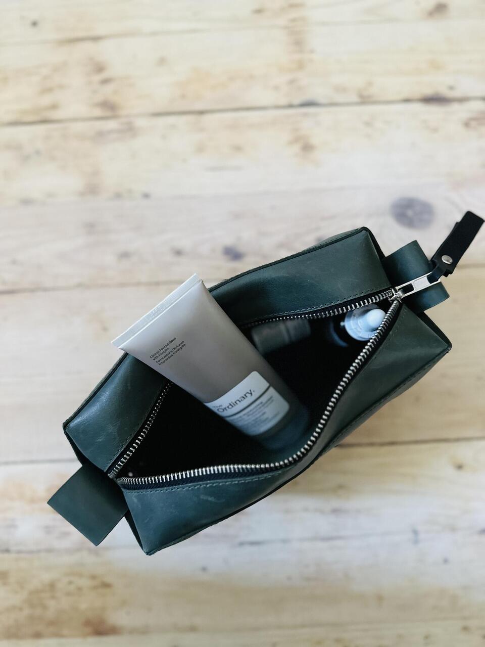 Trousse de toilette en cuir, vue verticale