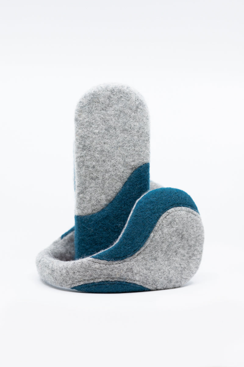 Moufles HERTTA en laine feutrée gris clair et aigue-marine, vue détaillée