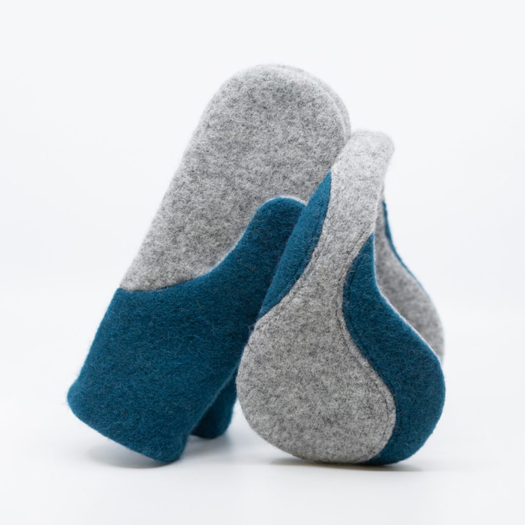 Moufles HERTTA en laine feutrée gris clair et aigue-marine, vue produit