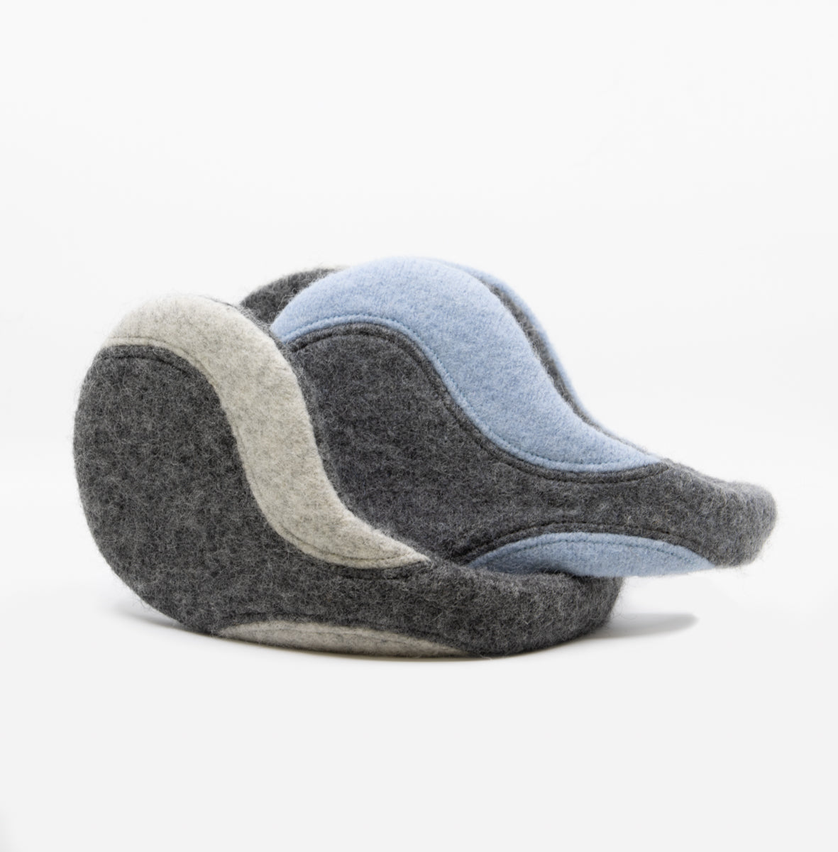 Cache-oreilles HERTTA en laine feutrée gris moyen et bleu clair, vue détaillée