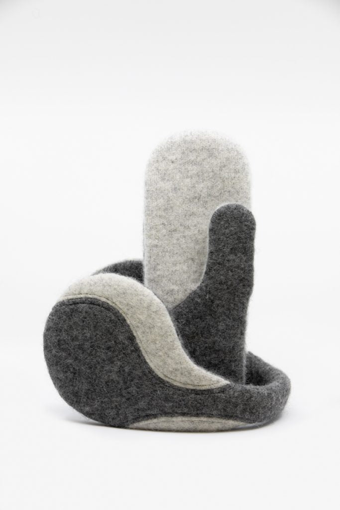 Cache-oreilles HERTTA en laine feutrée gris moyen et gris très clair, vue produit