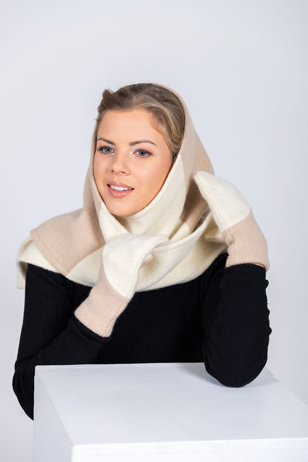 Châle triangulaire HERTTA en laine fait main blanc et beige, vue produit