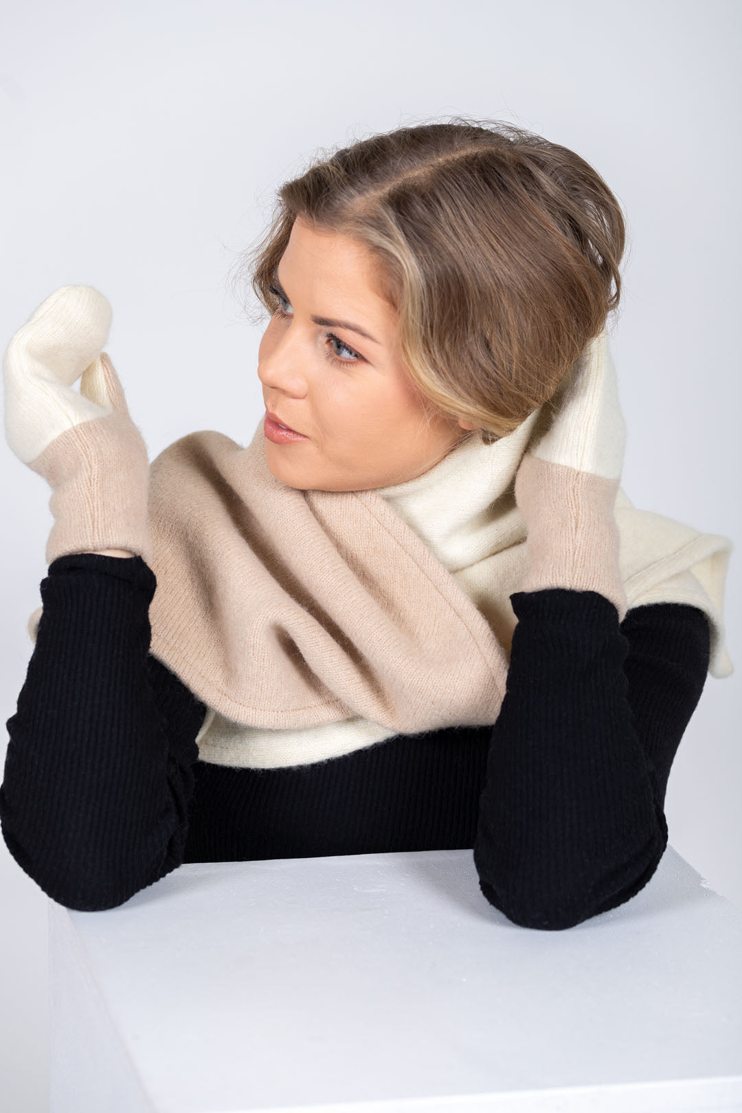 Châle triangulaire HERTTA en laine fait main blanc et beige, vue alternative
