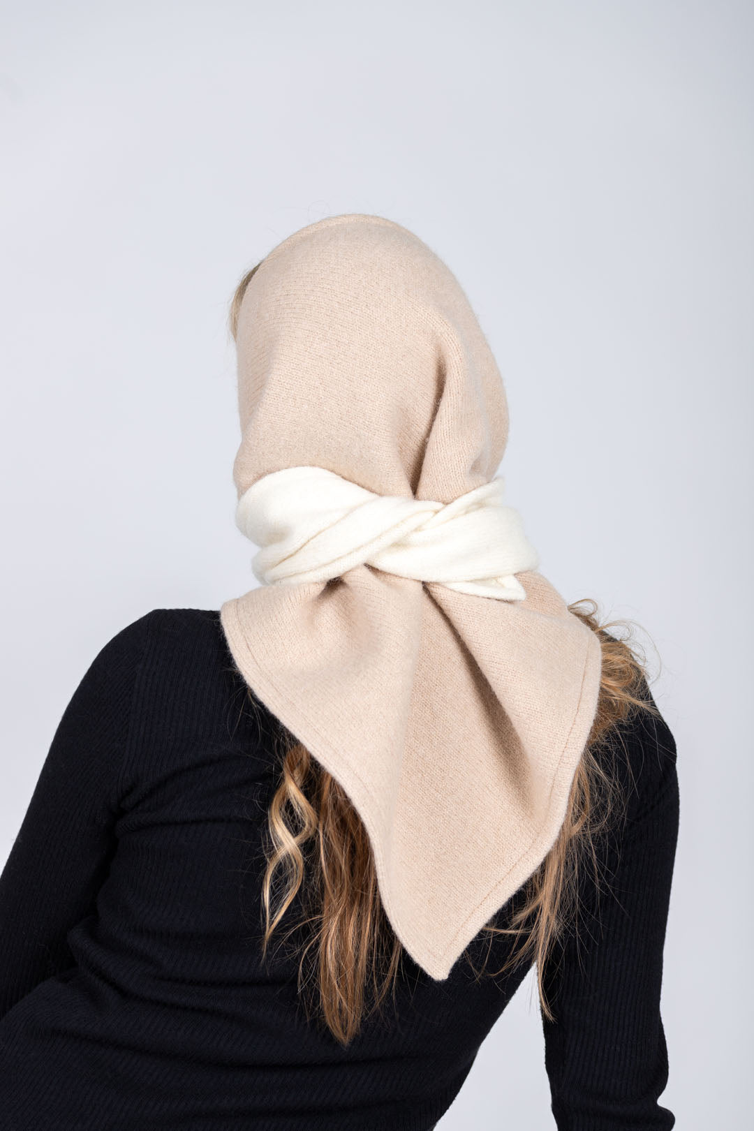 Châle triangulaire HERTTA en laine fait main blanc et beige, vue détaillée