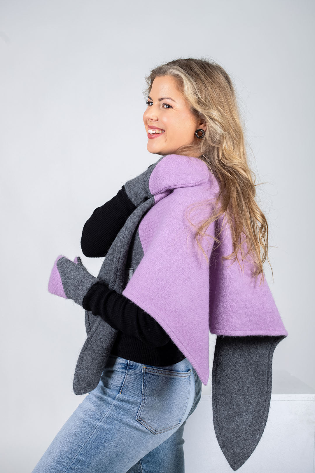 Châle triangulaire HERTTA en laine fait main lilas et gris moyen, vue alternative
