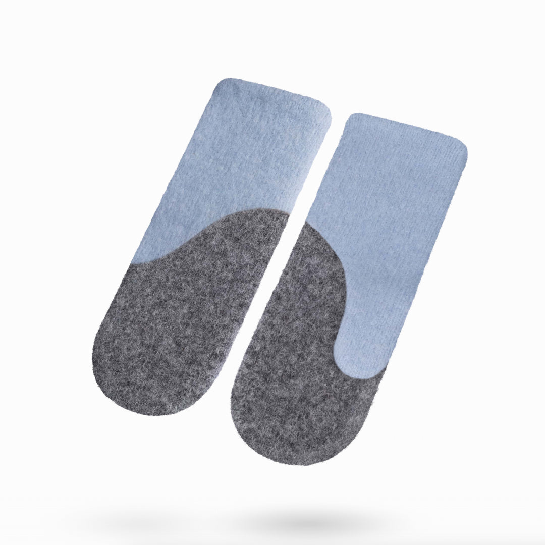 Moufles HERTTA en laine feutrée bleu clair et gris moyen, vue détaillée