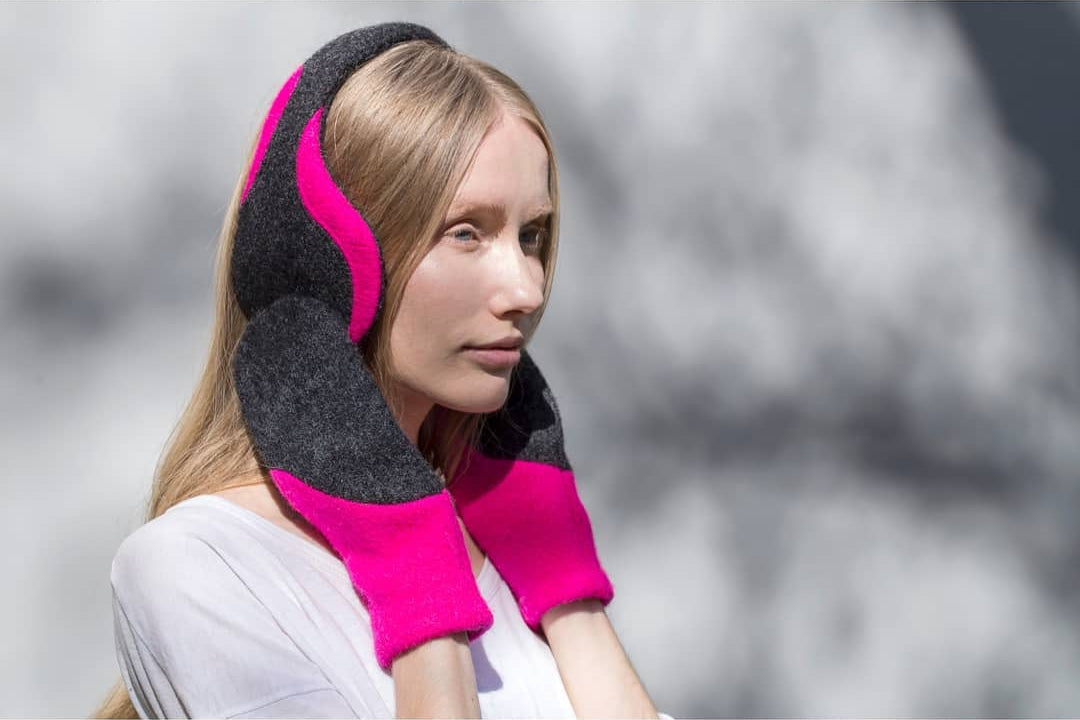 Moufles HERTTA en laine feutrée rose fluo et gris foncé, vue produit