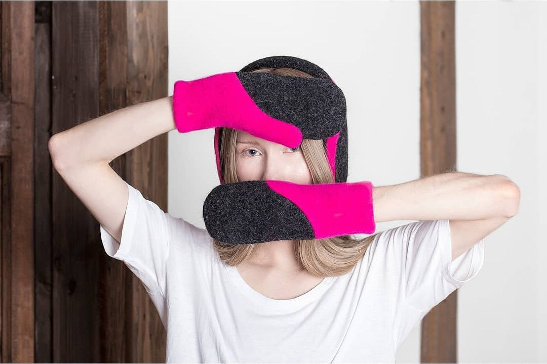 Moufles HERTTA en laine feutrée rose fluo et gris foncé, vue éditoriale