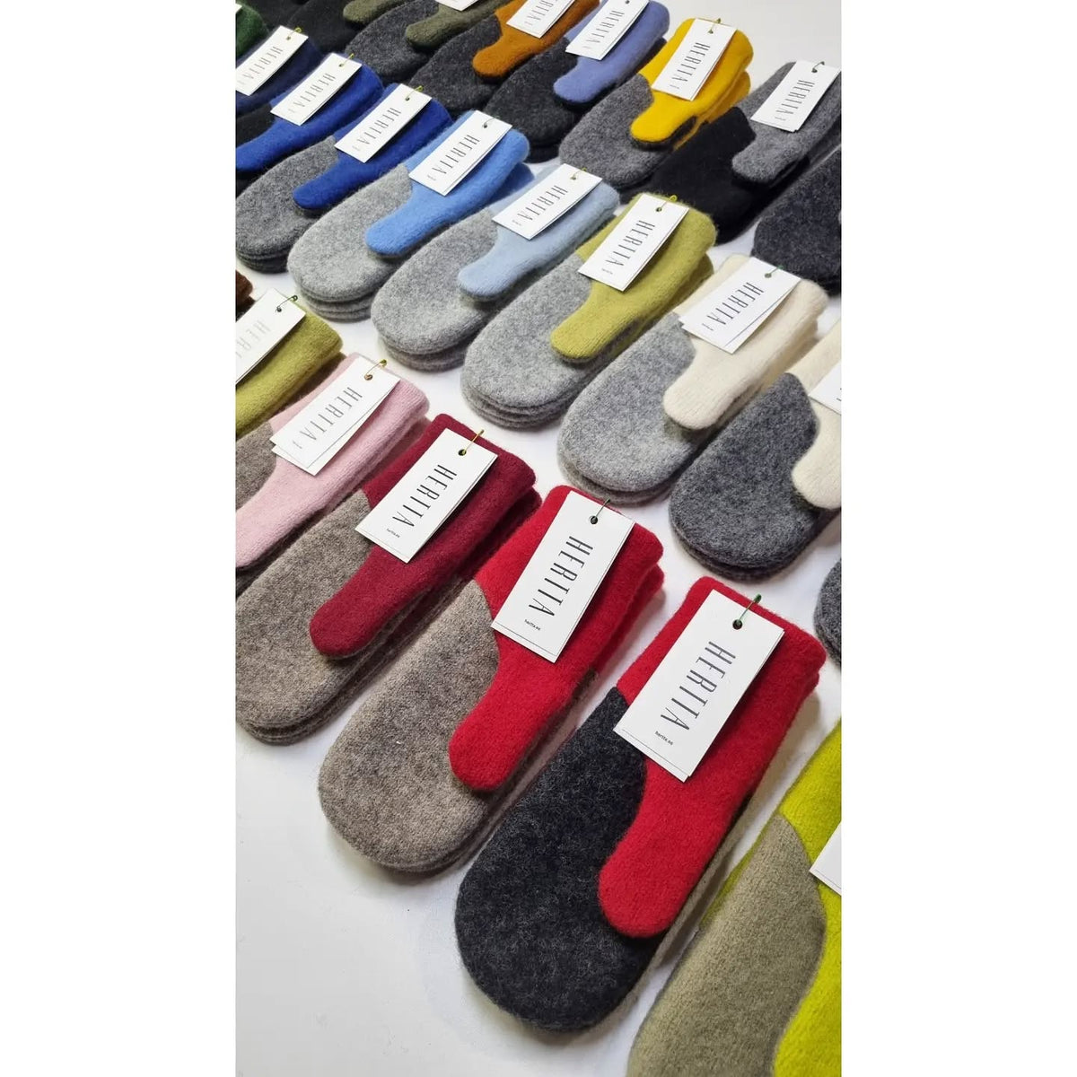 Moufles HERTTA en laine feutrée beige et noir, vue produit