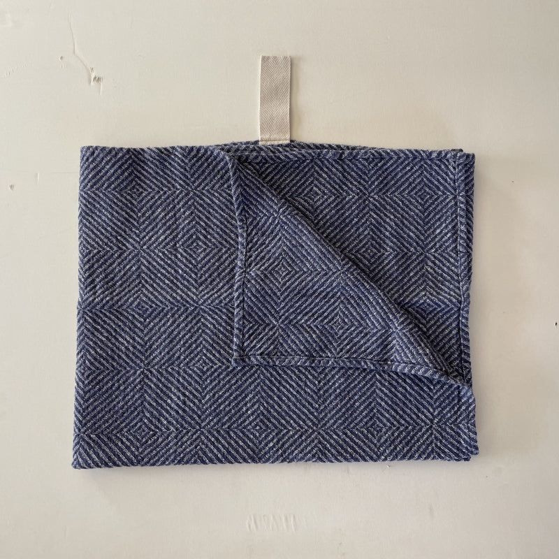 Grande serviette en lin Hertwill motif chevrons bleu, vue principale