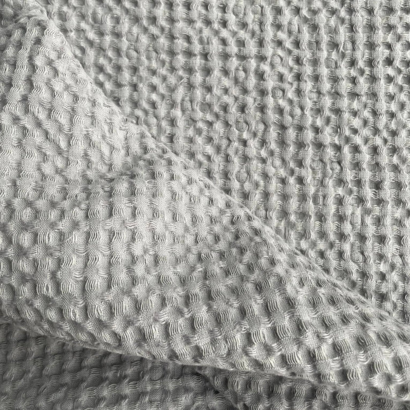 Grande serviette en lin nid d'abeille gris clair KOOS, détail matière gaufrée