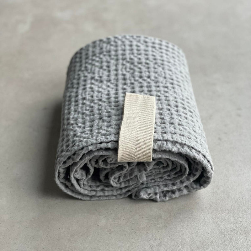 Grande serviette en lin nid d'abeille gris perle KOOS, qualité luxe