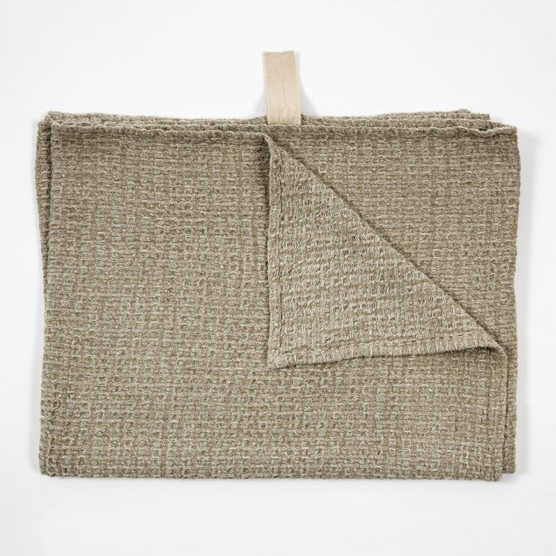 Grande serviette en lin gris texturé Hertwill, vue à plat sur fond clair